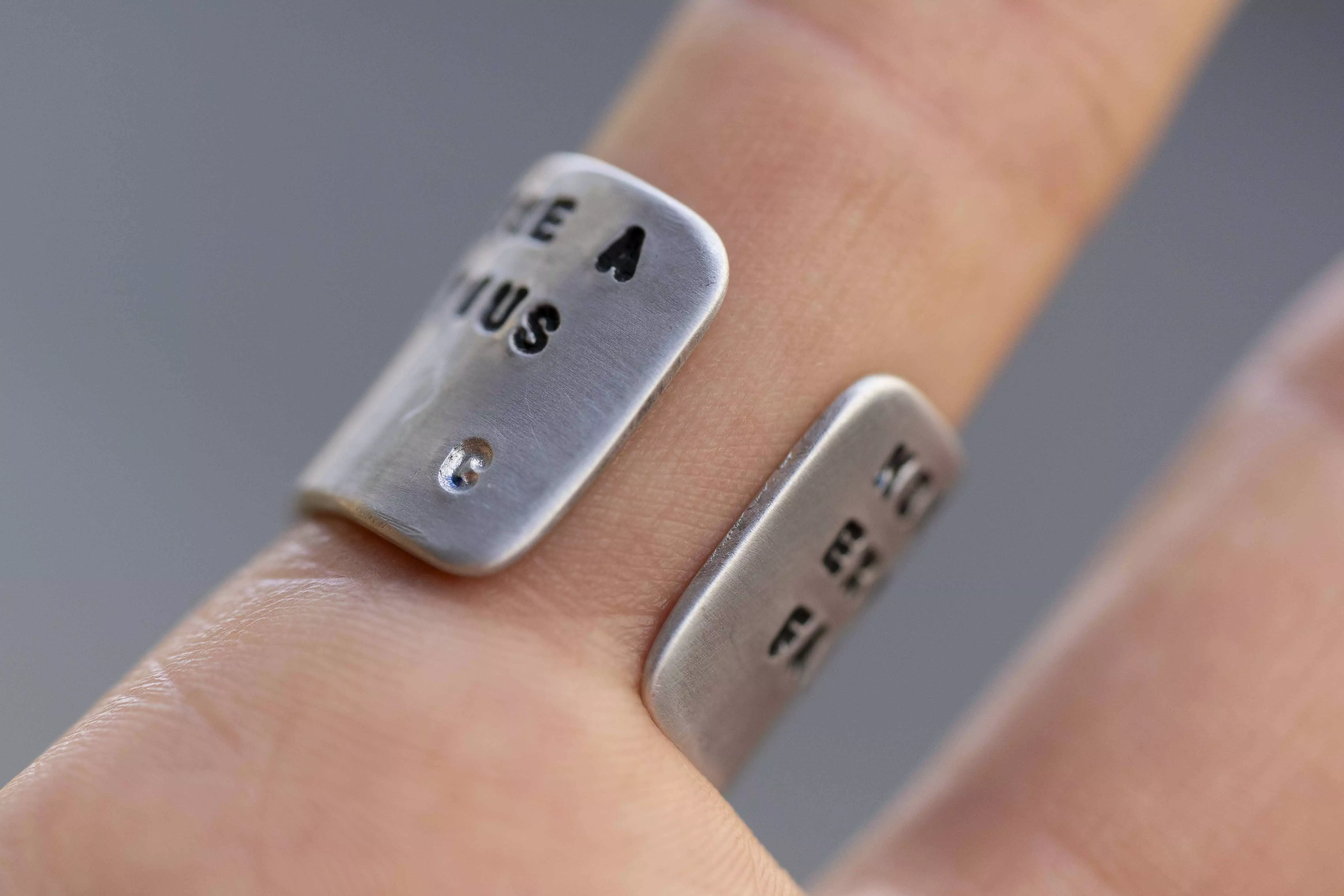 Bague large texte 3 rangs - alu
